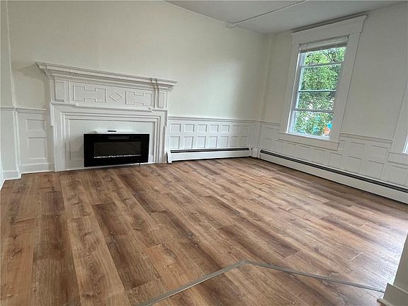 5th image of 53 Duane St Unit A