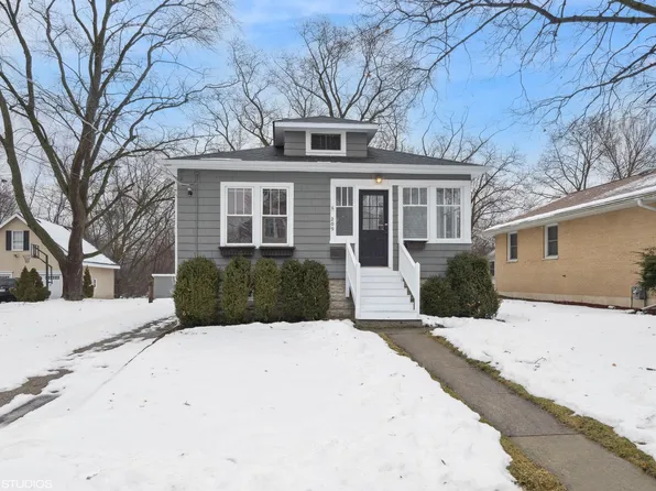 209 Raymond Ave, Barrington, IL 60010