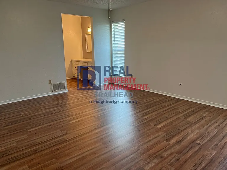 6400 Espana Dr — Photo 8