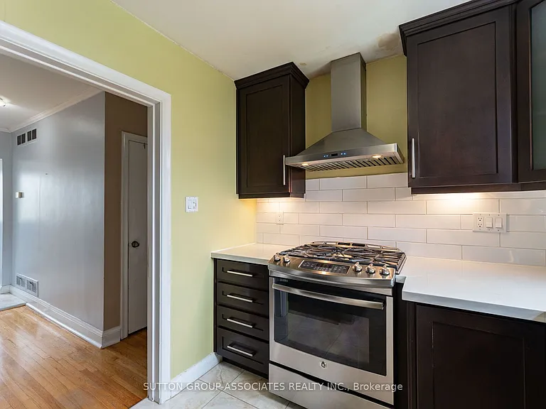 21 Deevale Rd #MAIN FL — Photo 9