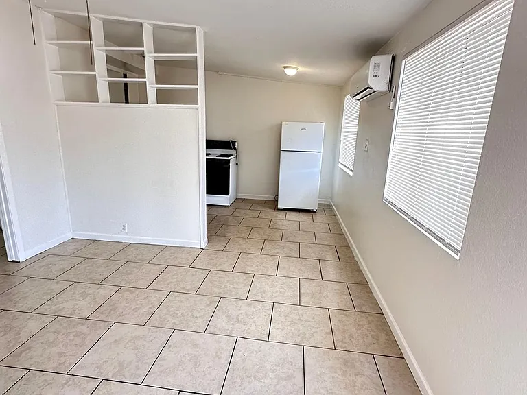 6633 N 67th Ave #9 — Photo 2