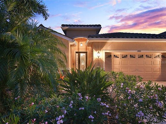 2nd image of 2921 Esmeralda Dr