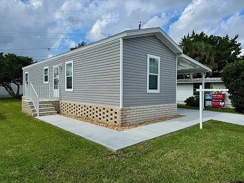 887 E Colonial Cir Photo 1
