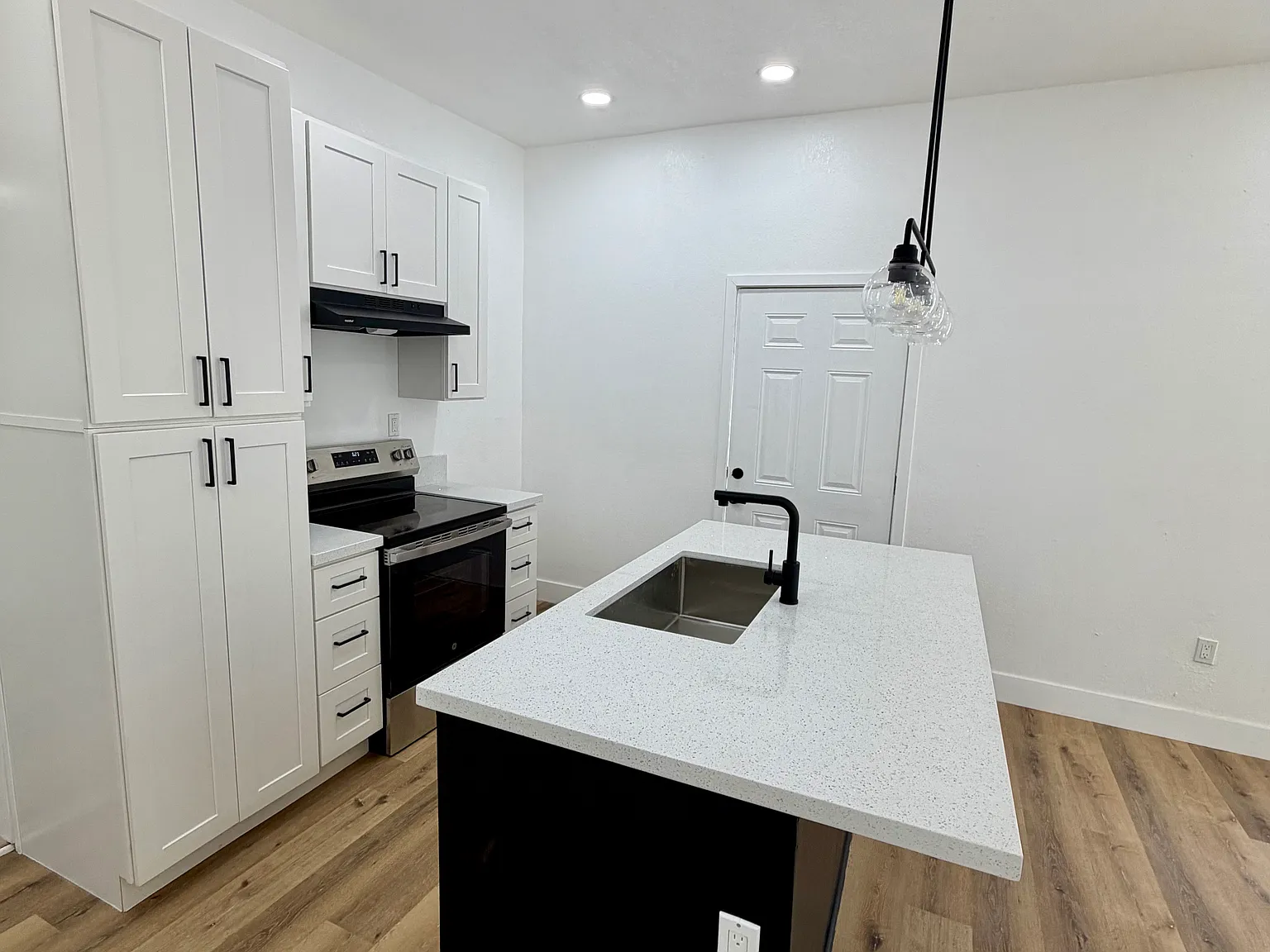 3 bed, 1350 sqft, $2,350 — Photo 4