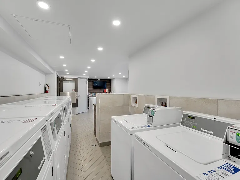 1005 Jervis St — Photo 19