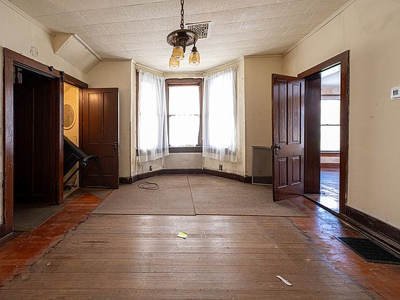 4th image of 327 Franklin St #327