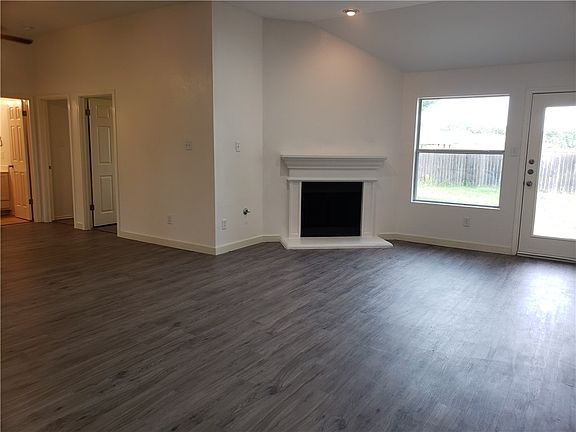 3rd image of 719 Honeysuckle Dr