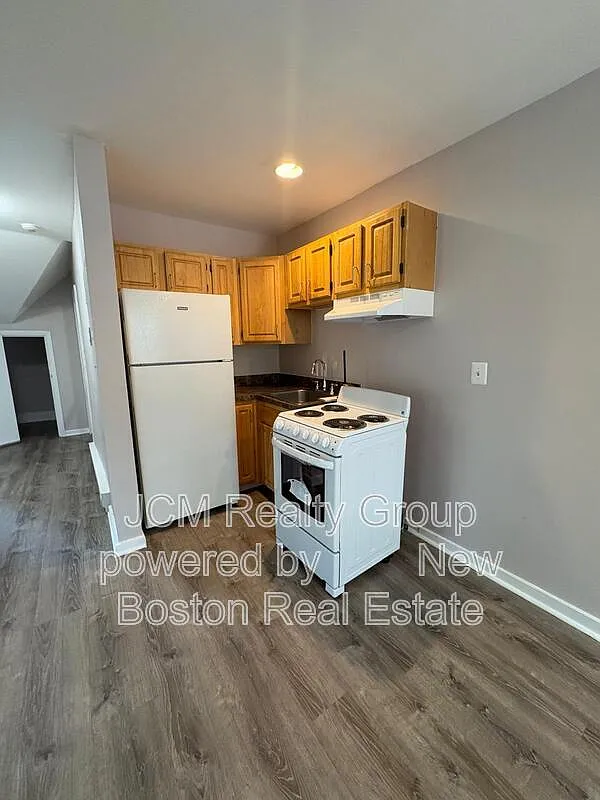 2 bed, 1.0 bath, 700 sqft, $2,400 — Photo 1