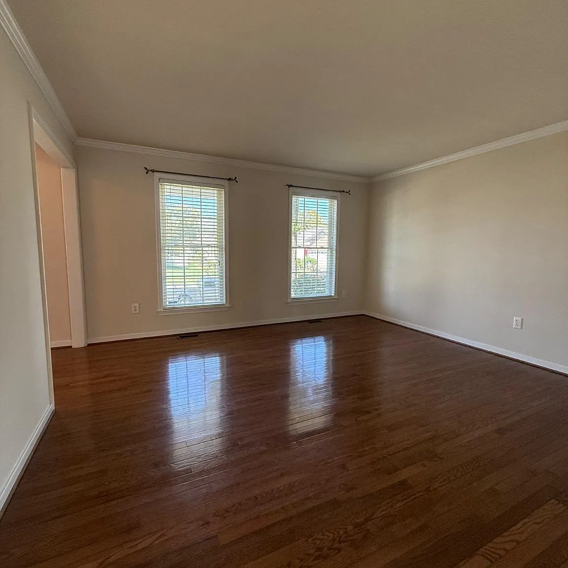 4 bed, 2.5 bath, 4960 sqft, $3,000 — Photo 4