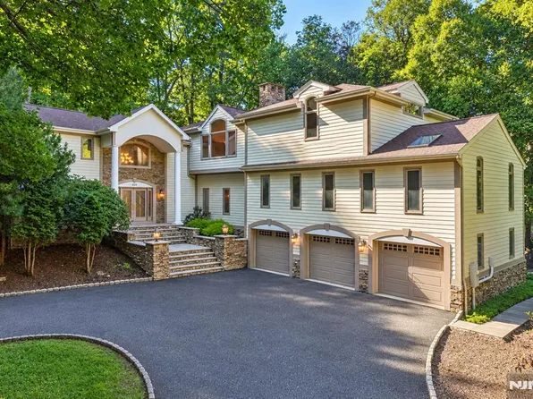 628 Omaha Way, Franklin Lakes, NJ 07417