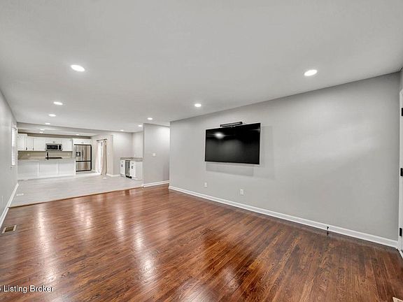 4th image of 2438 Parkdale Ave