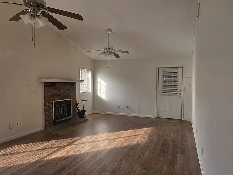 822 Colchester Dr — Photo 5