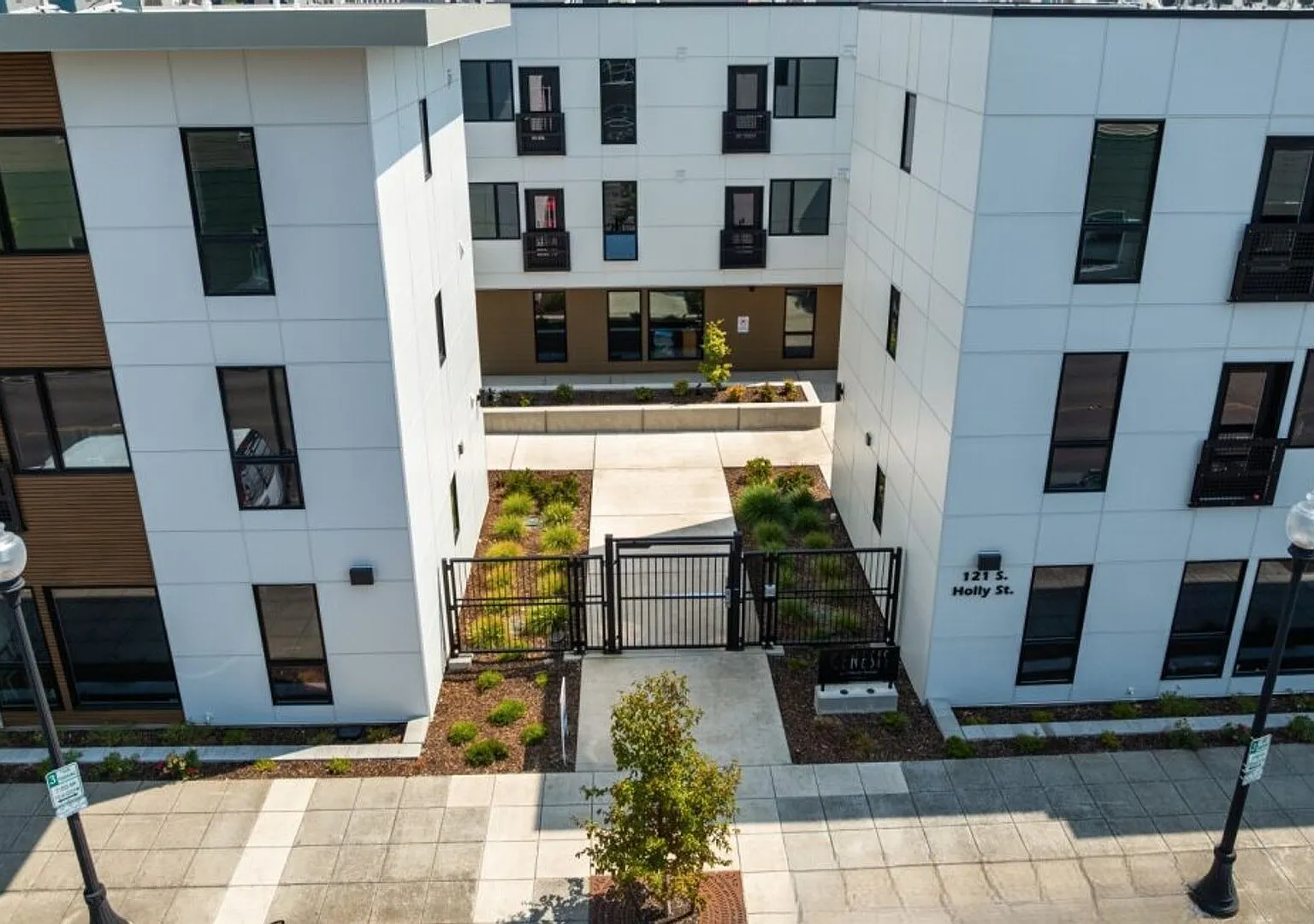 121 S Holly — Photo 3