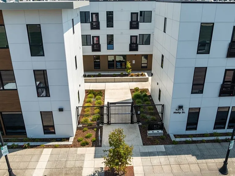 121 S Holly — Photo 18
