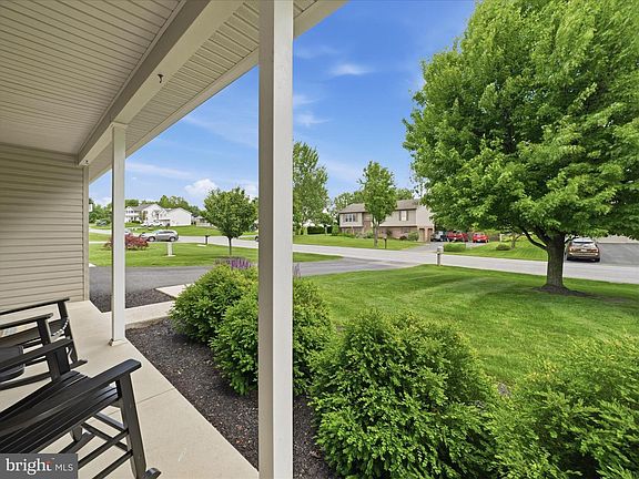 5th image of 384 Leedy Way E