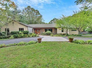 39 Cornwall Ln, Port Washington, NY 11050