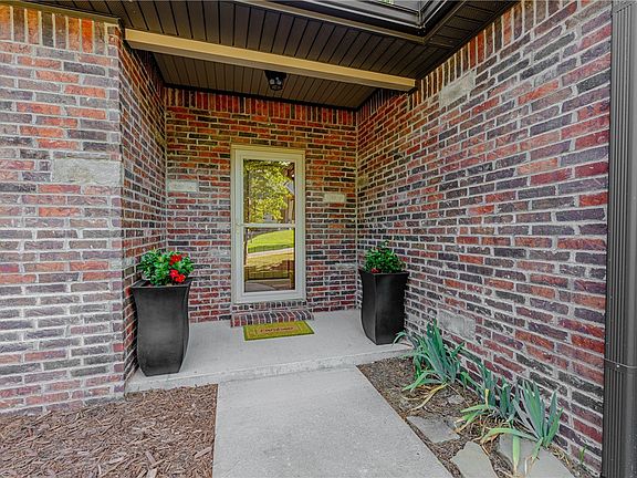 3rd image of 18 Hallock Dr