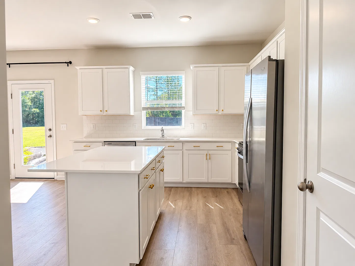 4 bed, 2322 sqft, $3,200 — Photo 4