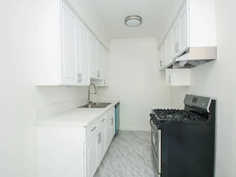 367 N Orange Grove Ave — Photo 4