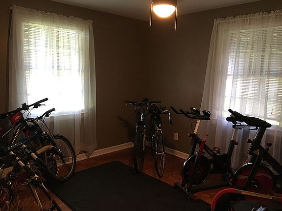 2nd Bedroom w/closet