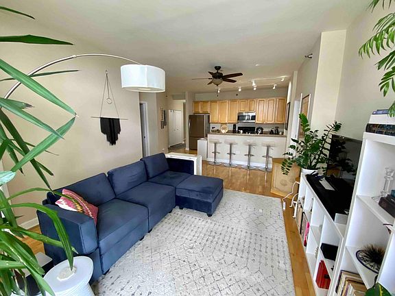 2nd image of 1322 S Prairie Ave #1322
