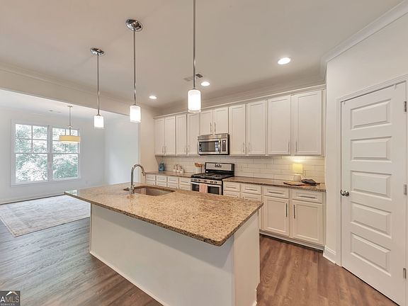 5th image of 1376 Park Trce SE