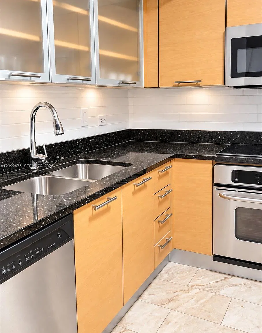 2 bed, 1051 sqft, $4,950 — Photo 4