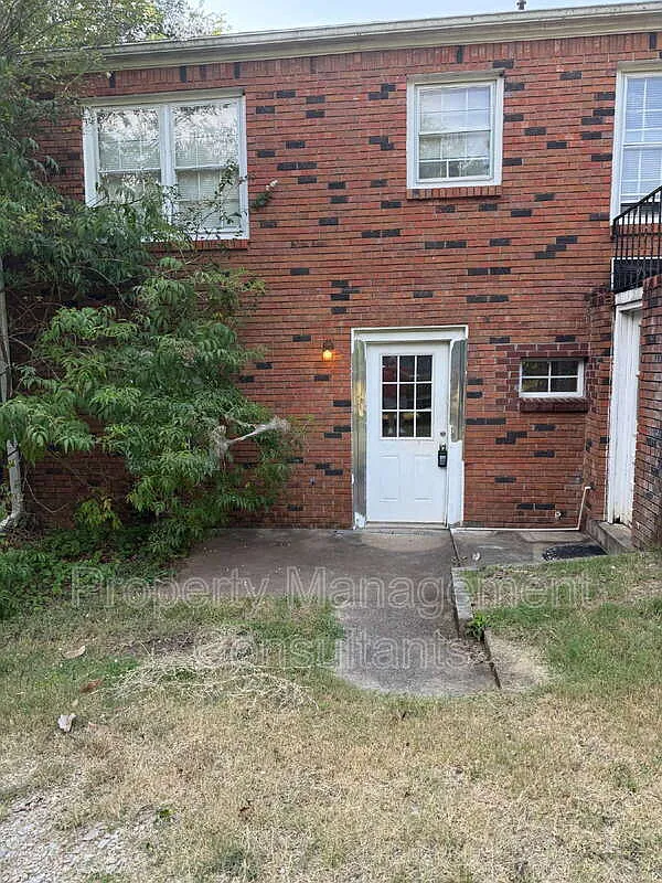 2 bed, 1.0 bath, 1000 sqft, $750 — Photo 1