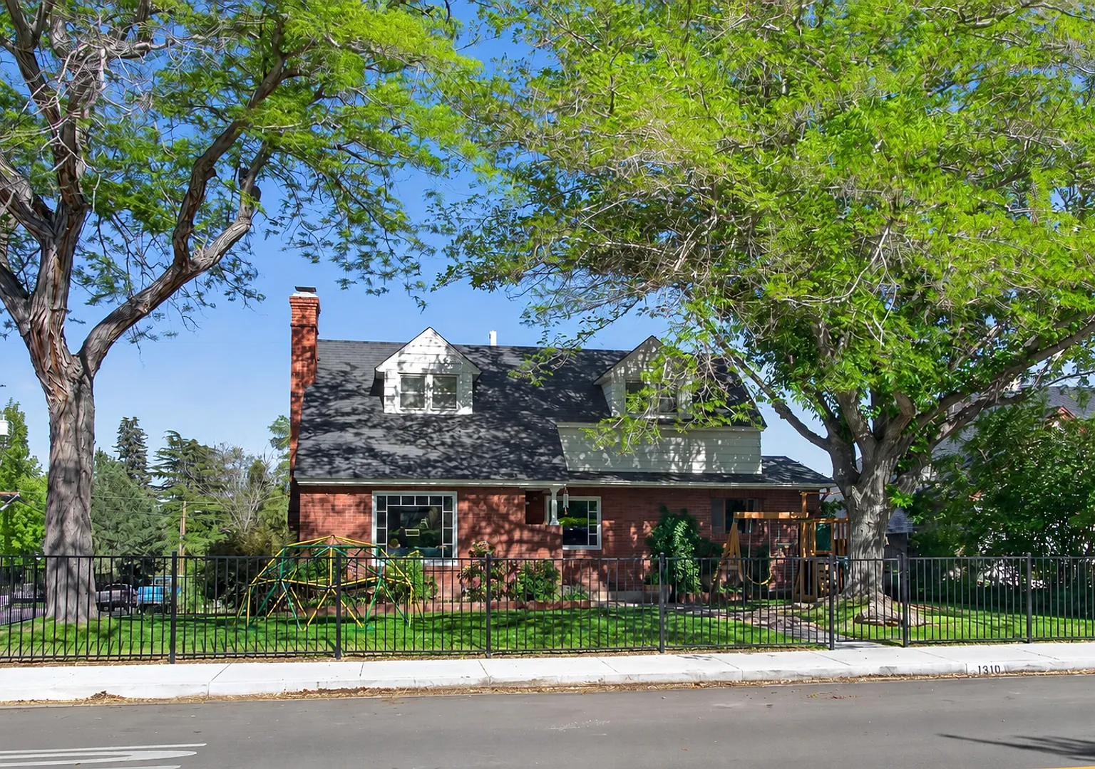 Timeless Midtown Classic With Incredible Space — Photo 1