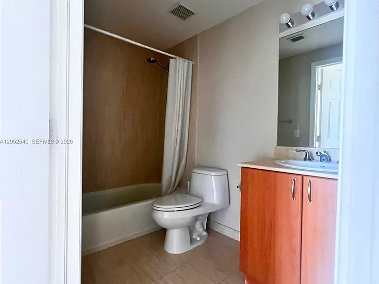 2425 SW 27th Ave #1004 — Photo 9