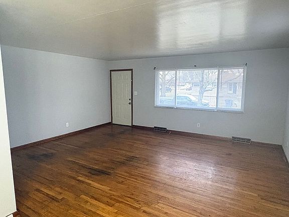 5th image of 4283 E Mound St