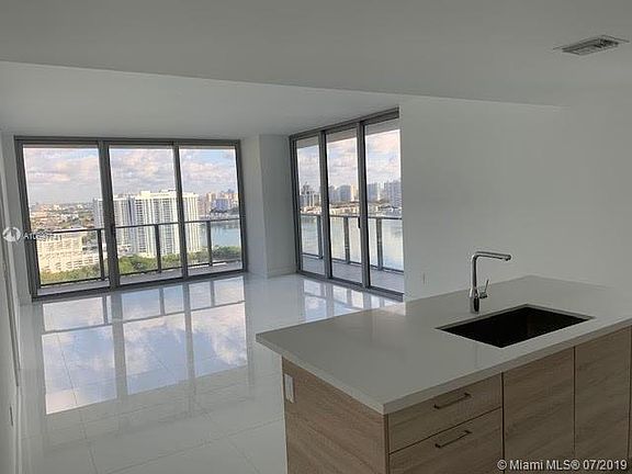2nd image of 16385 Biscayne Blvd Unit 2907