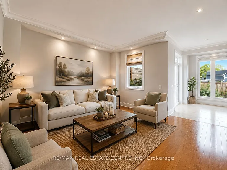 49 Bronte St S — Photo 2