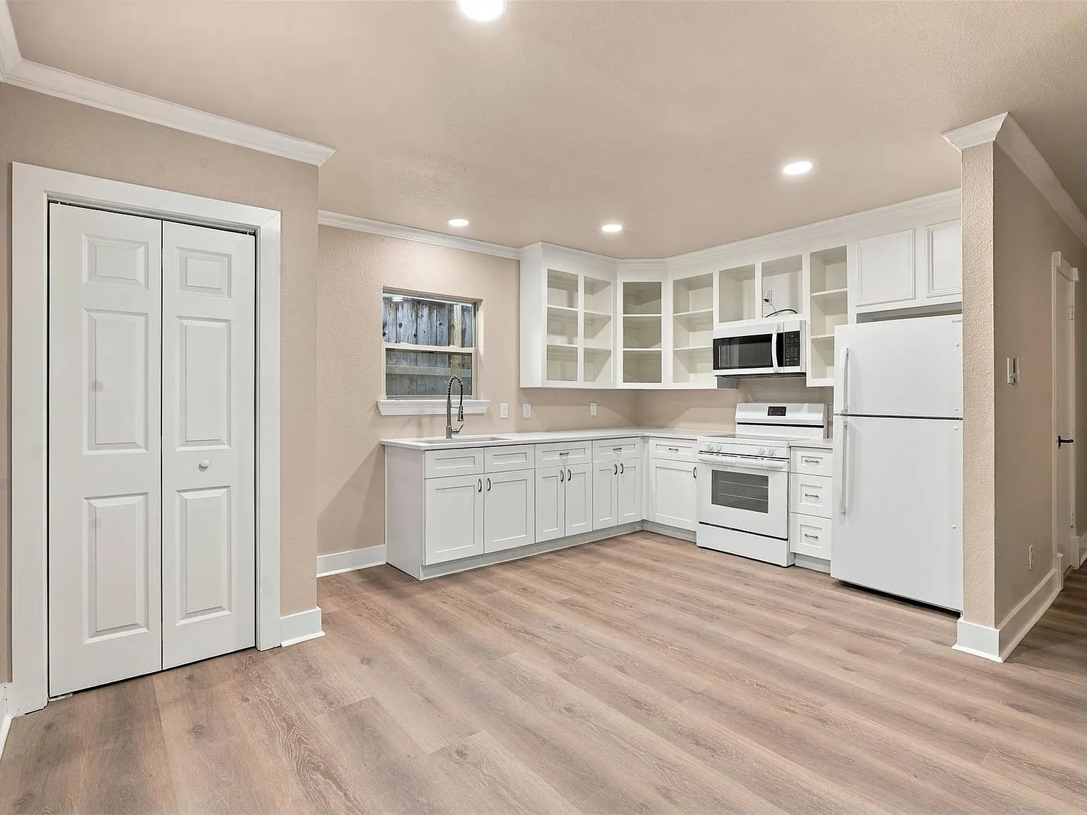 1 bed, 1.0 bath, $1,100 — Photo 3