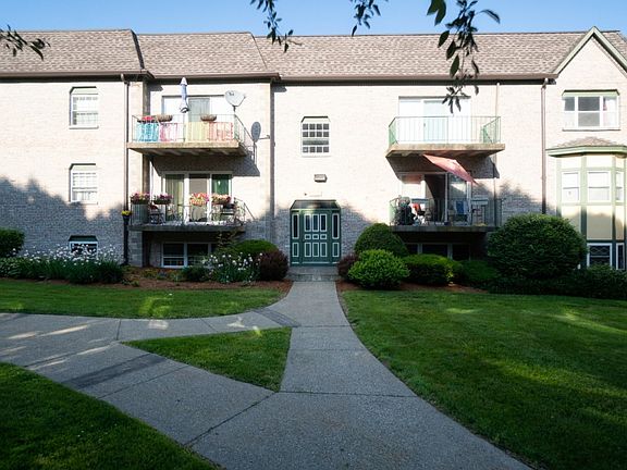 2nd image of 102 Oak Ln APT 9