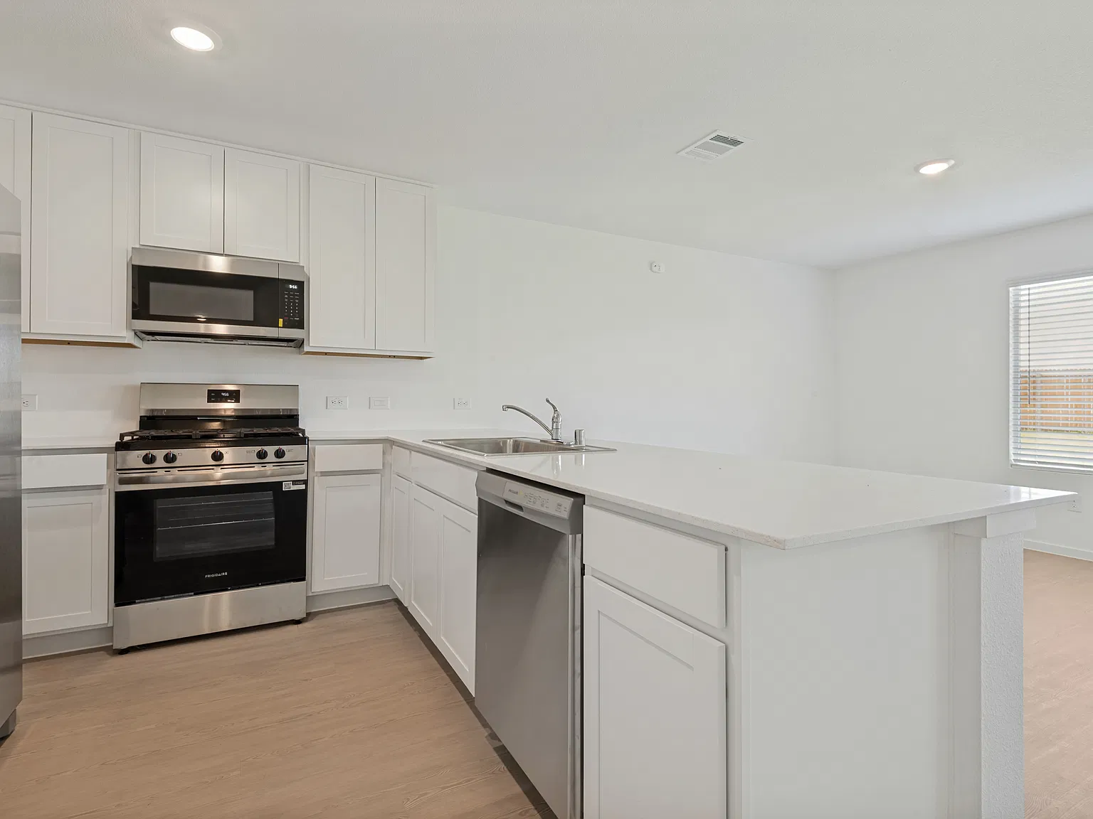 4 bed, 1867 sqft, $3,100 — Photo 4