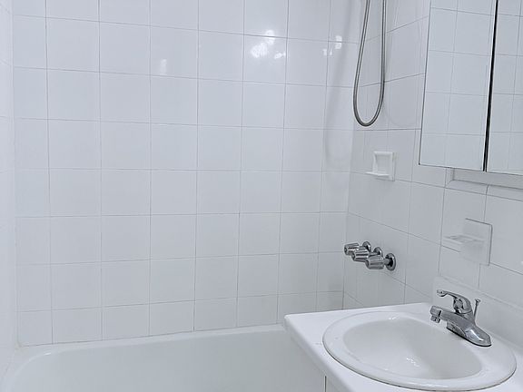 4th image of 117 W 58th St APT 4H