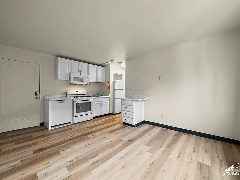 618 Gambell St #33 — Photo 26