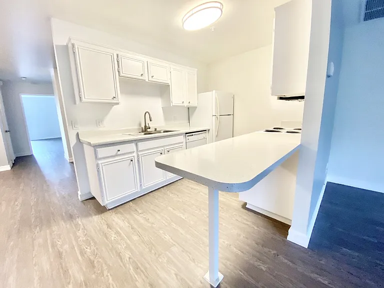 Chateau Spring Gardens Apartments — Photo 22