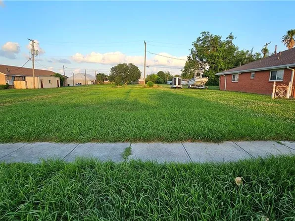 621 Perrin Dr, Arabi, LA 70032