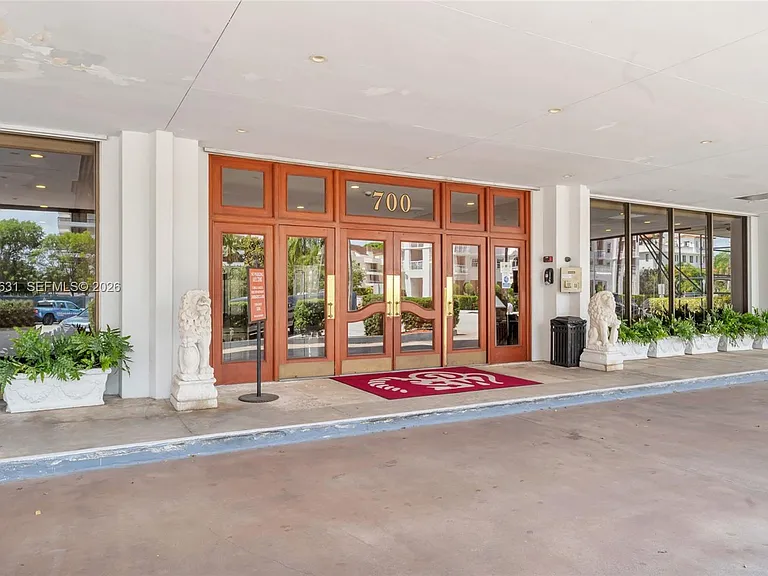 700 Biltmore Way #918 — Photo 8