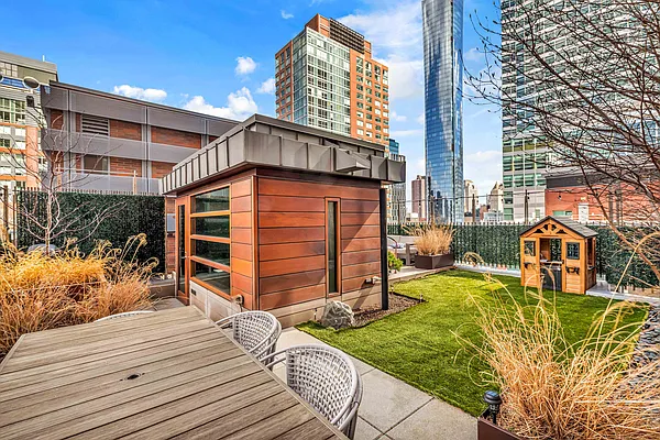 Sold by R New York | media 16