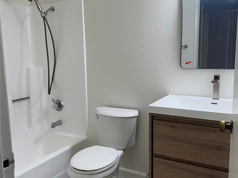 626 Bridgeport Cir #6 — Photo 6