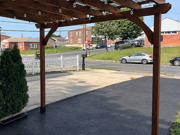 Freshly seal coated drive way fits 2 cars off the street