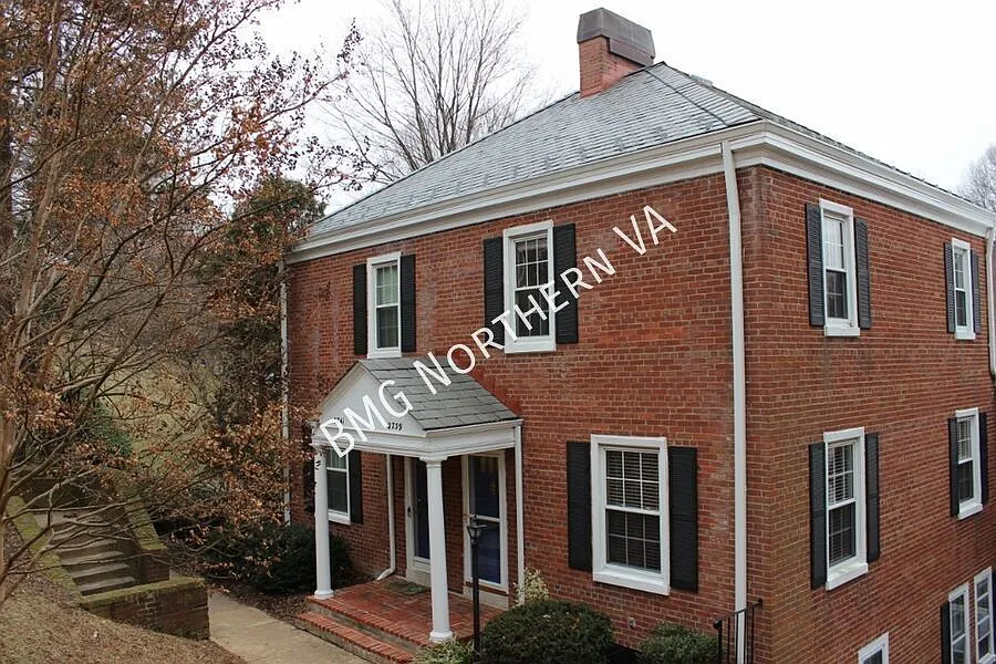 Beautiful 2 Level 2 Bedroom 1 Bathroom 'Georgetown' Model Townhome In Sought After Fairlington Vi... — Photo 2