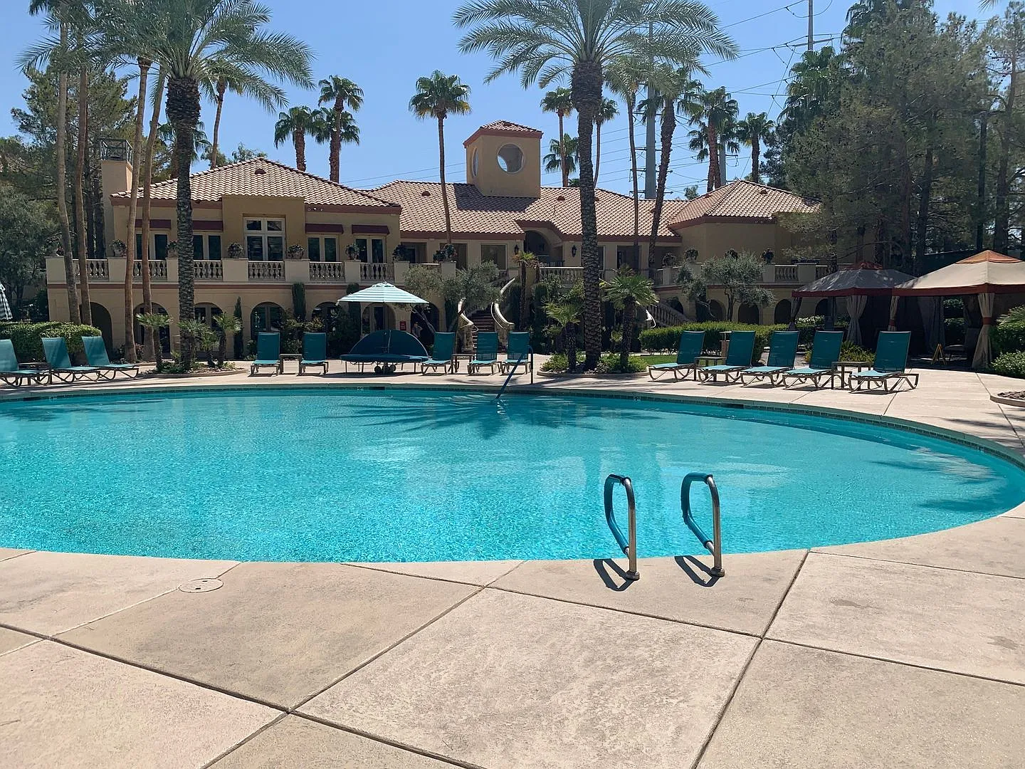 Fully Furnished - Gaurd Gated - Close to Strip w/ View — Photo 3