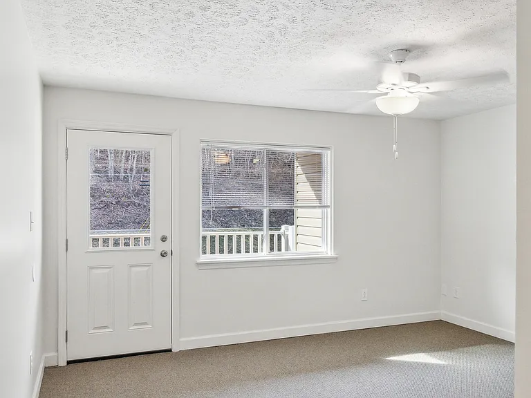 400 Tremont Park Cir — Photo 10