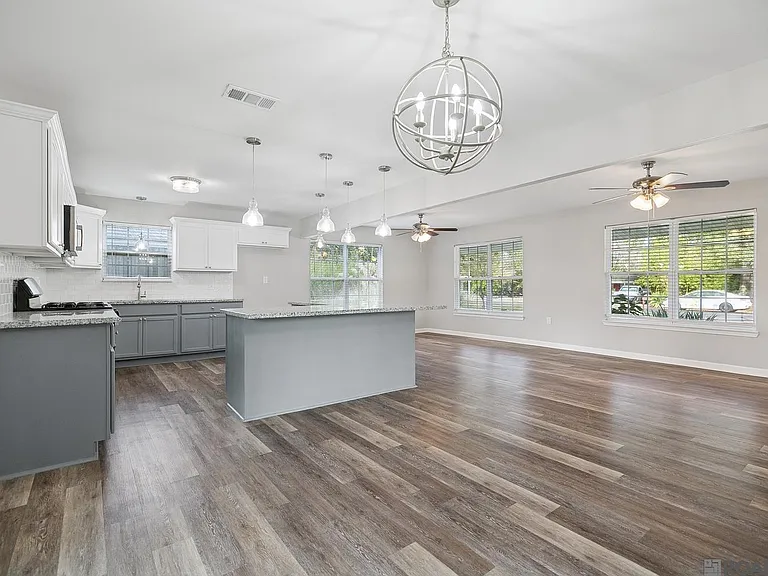 9046 Kingcrest Pkwy — Photo 5