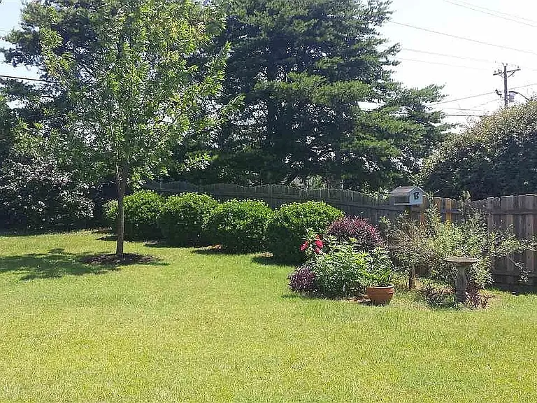 114 Mayfair Cir — Photo 12