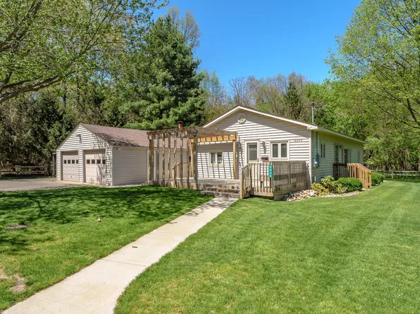 8940 W End Dr, Portage, MI 49002